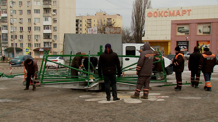 Сегодня в г. Краснодоне на площади у ДК имени «Молодой Гвардии» началась установка новогодней ёлки, высотой 16 метров
