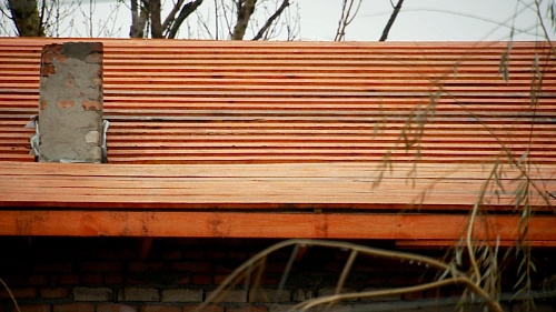 Тюменские строители монтируют водосточную систему на доме в Суходольске