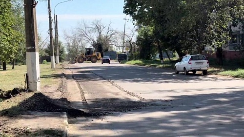 На улице Литвинова в Молодогвардейске обновляют дорожную инфраструктуру