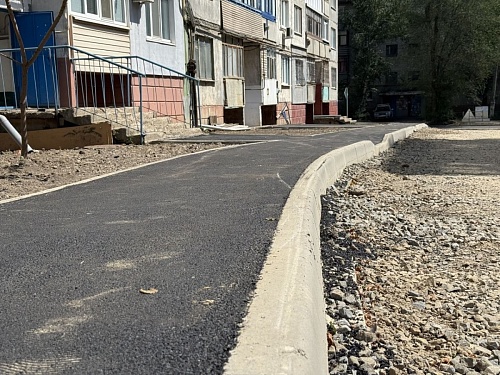 В Краснодоне продолжается благоустройство дворовых территорий в квартале Лютикова