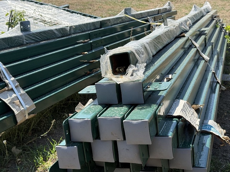 В Краснодоне продолжается строительство новой спортивной площадки