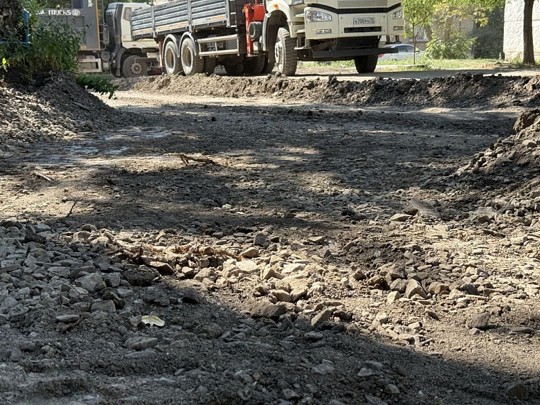 В Краснодоне на участке от дома №25 к дому №22 в квартале Лютикова начались демонтажные работы по старому асфальтному покрытию