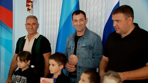 Сегодня краснодонским первоклассникам, чьи отцы погибли в ходе проведения специальной военной операции, представители тюменских строительных компаний вручили сертификаты