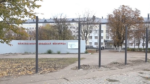 На территории центральной городской больницы Краснодона устанавливают новый забор
