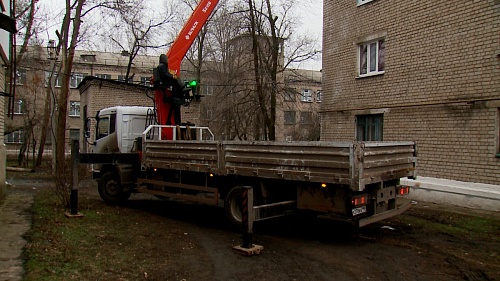 Тюменские строители завершили ремонт кровли в Молодогвардейске установкой новой водосточной системы