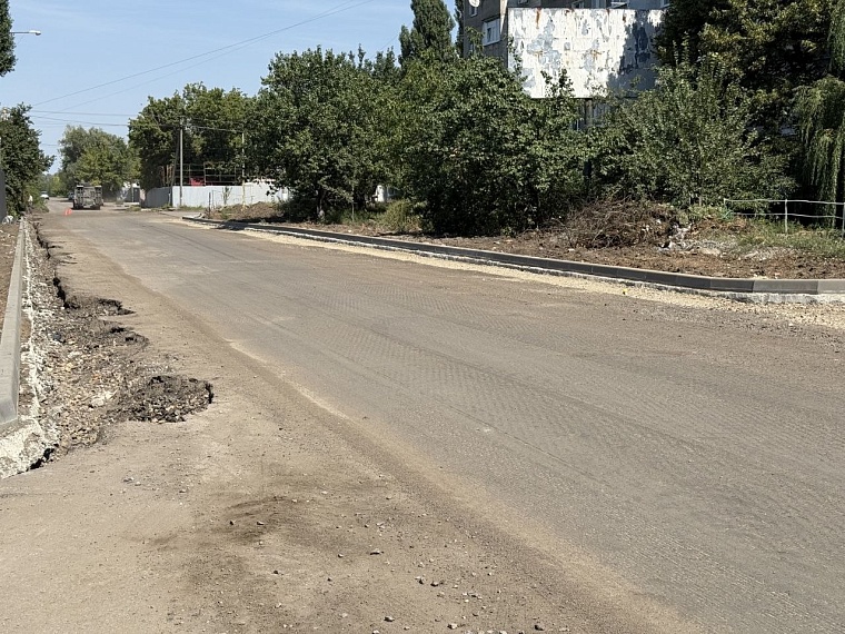 На улице Тюленина в Молодогвардейске продолжается подготовка к асфальтированию