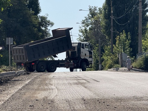 На улице Тюленина в Молодогвардейске продолжается подготовка к асфальтированию